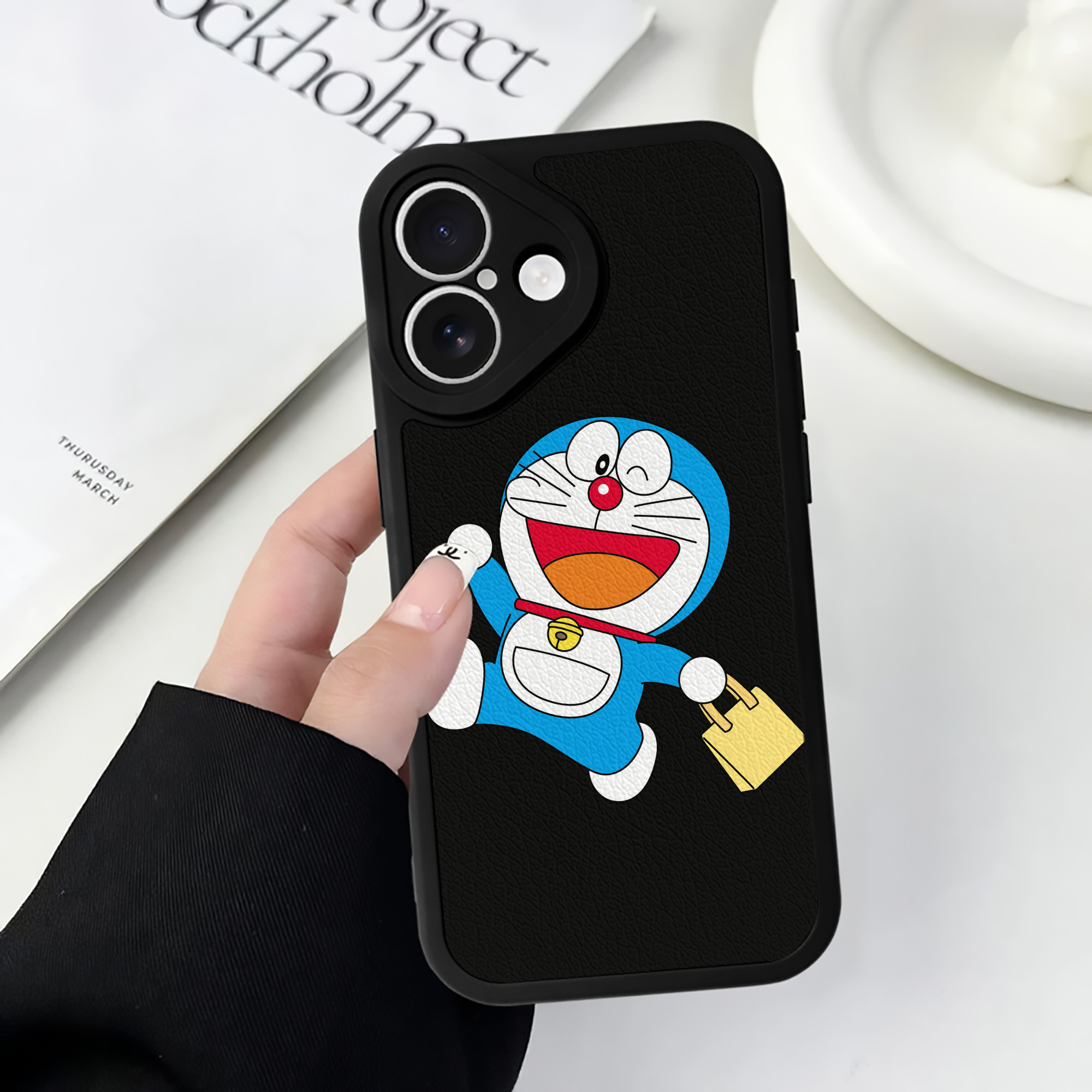 （画像用） ドラえもん Doraemon 【iPhone 16シリーズ対応】シリコンスマホケース（レザー調） 材質：シリコン